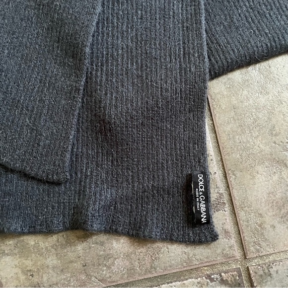 Dolce & Gabbana Gray Scarf . 100 % Wool . Stylish - Picture 4 of 4